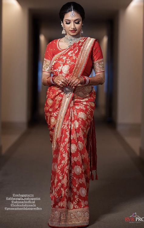 Red Banarasi Saree Bride, Red Banarasi Saree Blouse Designs Latest, Banarasee Saree Blouse Design, Blouses For Banaras Sarees, Red Banarsi Saree Blouse Design, Benaras Saree Blouse Designs Latest, Red Benarasi Saree Bride, Banarsi Saree Blouse Design Back Neck, Red Benarasi Saree Look