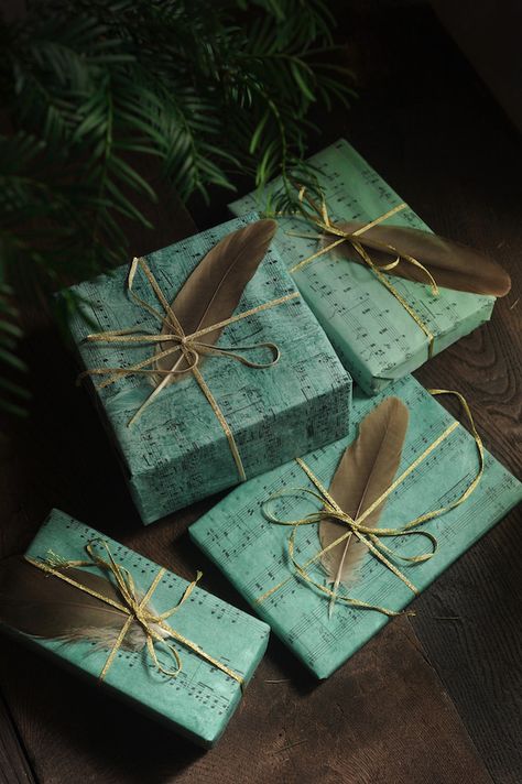 My French Country Home Magazine » Chic & Creative Present Wrapping Ways To Wrap Presents, Country Girl Home, Country Luxe, Christmas Present Wrap, Belgian Pearls, Gold Wrapping Paper, Country Home Magazine, Wrap Presents, Christmas Diy Projects