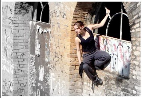 Parkour Girl, Spiderman Poses, Action Pose Reference, Body Reference Poses, Have Inspiration, Human Poses Reference, Poses References, Human Poses, Character Poses