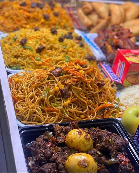 Barbecue Party Aesthetic, Food Tray Ideas, Nigeria Food, African Recipes Nigerian Food, Amazing Food Platters, Fruit Ideas, Noodle Recipes Easy, Nigerian Recipes, African Cooking