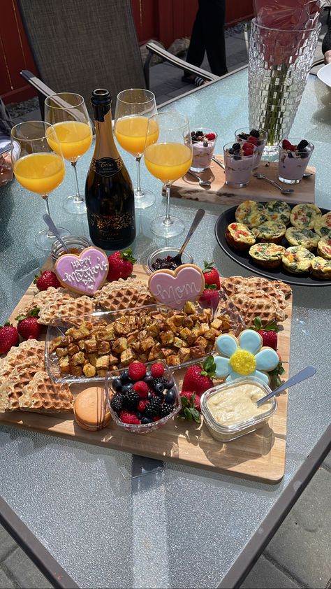 mother's day brunch spread #mimosa #eggbites #yogurtparfait #sugarcookies #homefries #berries #jam #honey Mothers Day Spread, Breakfast Brunch Mother’s Day, Mother’s Day Breakfast Surprise, Mother’s Day At Home Brunch, Breakfast Spread, Brunch Spread, Girls Brunch, Food Buffet, Mother's Day Brunch