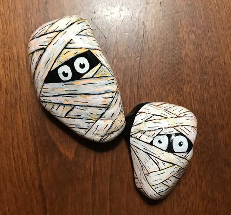 Mummy Rock Painting, Mummy Painting, Stone Painting Halloween, Mummy Painted Rocks, Rockpainting Halloween, Fall And Halloween Painted Rocks, Halloween Painted Rocks Black Cats, Halloween Rocks, Halloween Mummy