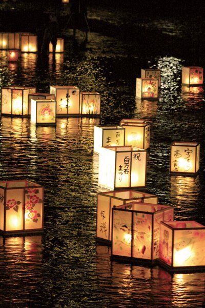 Lantern Aesthetic, Kanazawa Japan, Japanese Bar, Lantern Tattoo, Japanese Summer, Floating Lanterns, Japanese Lanterns, Lantern Festival, Japanese Landscape