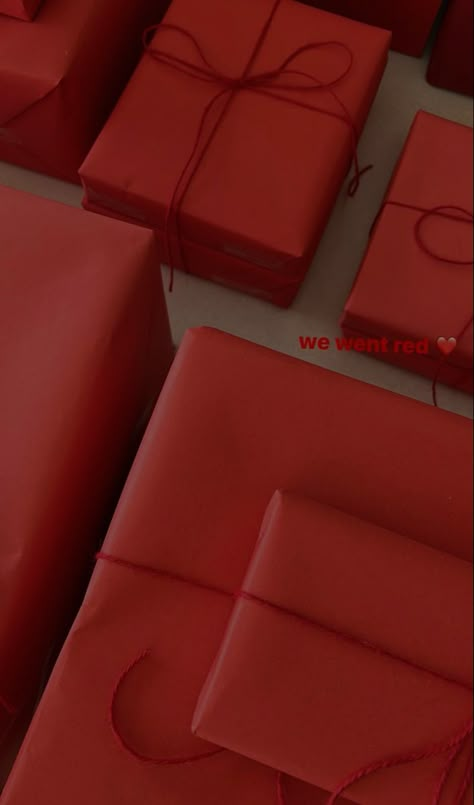 Christmas Wrapping Astethic, Red Christmas Gift Wrapping, Red Christmas Wrapping Ideas, Red Gift Wrapping Ideas, Christmas Gift Wrapping Ideas Red, Crismas Gift Ideas, Red Christmas Presents Aesthetic, Red Wrapping Paper Ideas, Red Gift Wrap