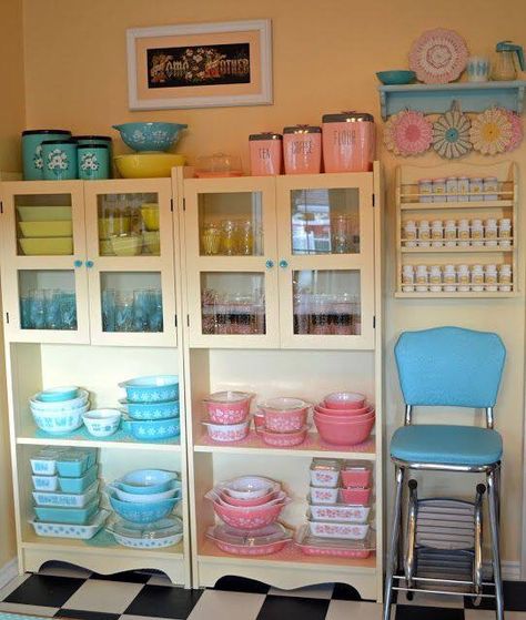 Love this kitchen Vintage Pyrex Collection, Pyrex Display, Vintage Pyrex Dishes, Pyrex Dishes, Pyrex Patterns, Pyrex Collection, Store Concept, Living Tv, Vintage Dishware