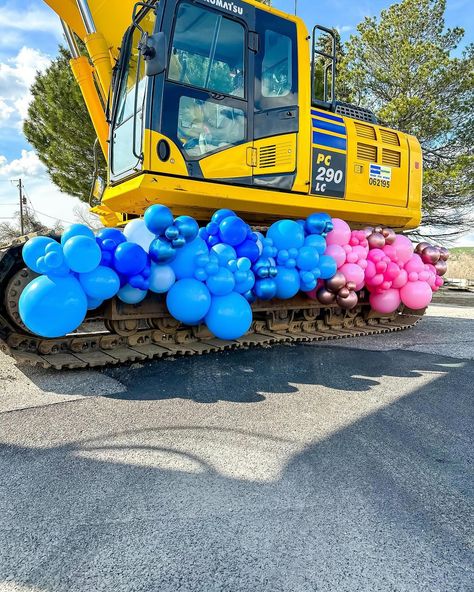 Gender reveal but bring a tractor 🚜 How fun! 😍😍We are loving this set up by @darlingdesign.balloons #genderreveal #genderrevealparty #boyorgirl #babyshower #babyshowerideas #partyinspiration #babyshowerparty Excavator Gender Reveal, Gender Reveal Ideas, Baby Gender Reveal, We Are Love, Reveal Ideas, Baby Gender, April 15, Gender Reveal Party, Party Inspiration