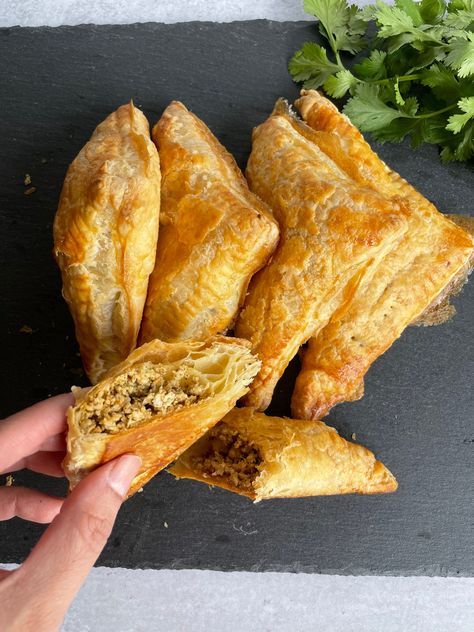 Puff Pastry Ground Turkey, Ground Turkey Puff Pastry Recipes, Puff Pastry With Chicken Filling, Chicken Puff Pastry, Chicken Puff Pastry Recipes, Puff Pastry Recipes Dinner, Chicken And Pastry, Chicken Puffs, Ground Chicken