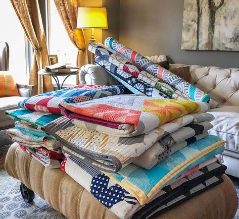 How To Store Quilts Storage Ideas, Room Storage Ideas, Quilt Ladder, Quilt Room, Organized Bed, Sewing Spaces, Quilt Rack, Hanging Quilts, Homemade Quilts