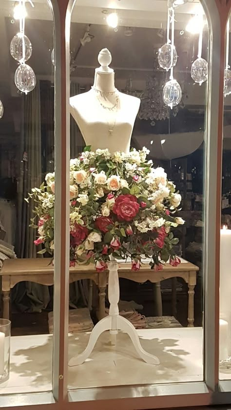 Flower Mannequin Display, Floral Shop Christmas Window Display, Spring Store Displays, Spring Window Display Ideas Store Fronts, Flower Shop Window Displays, Black Mobile Home, Wedding Window Display, Floral Window Display, Florist Window Display