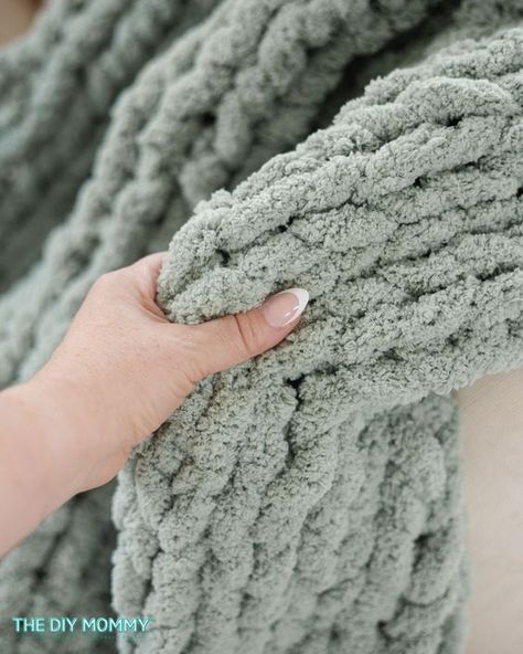 How to Knit a Chunky Blanket for Beginners: No Needles Required! | The DIY Mommy Hand Knit Blanket Chunky Diy, Knit A Chunky Blanket, Knitting Patterns Blanket, Chunky Yarn Knitting, Knit Chunky Blanket, Finger Knitting Blankets, Chunky Blanket Pattern, Chunky Blanket Diy, Chunky Knit Blanket Pattern