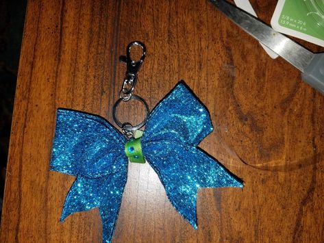 Instructions to make a bow keychain for your cheerleaders. Cheer Makeup, Disney Word, Carnival Makeup, Character Makeup, Cheer Gifts, Mermaid Makeup, Fairy Makeup, Crazy Makeup, Diy Keychain