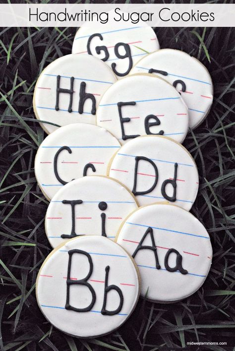 Super cute handwriting sugar cookies perfect for Back-to-School or Teachers gifts! School Sugar Cookies, Dot Cookies, Sugar Cookies With Royal Icing, Cookies With Royal Icing, School Cake, Sugar Cookie Royal Icing, Pretty Cookies, Cookies For Kids, Creative Cookies