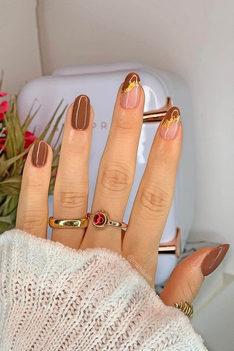 Chocolate brown nails with golf foil flakes nail art Winter Nails Minimalist, Winter Nail Colors, Brown Nail Art, Chrome Nail Polish, Brown Nail Polish, Velvet Nails, Chrome Nail Art, Winter Manicure, Nail Color Trends