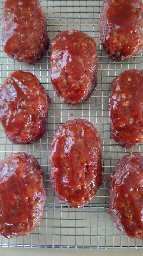 Small Meatloaf Recipe, Individual Meatloaf, Mini Meatloaf Recipe, Mini Turkey Meatloaf, Mini Meatloaf Recipes, Mini Meatloaf, Mini Meatloaves, Mini Meatloafs, Easy Meatloaf