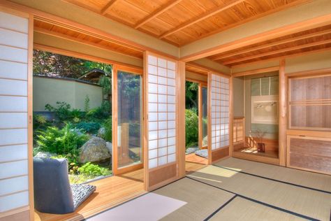 Japanese Decor Ideas, Shoji Screen Doors, Shoji Sliding Doors, Japanese Bedroom, House Images, Tatami Room, Japanese Home Design, Japanese Style House, Shoji Screen