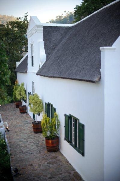 www.weddingconcepts.co.za Beautiful Cape Dutch homestead. Duplex Facade, African Buildings, Clasic Houses, Dutch Houses, Modern Cape, South African Homes, Dutch Architecture, Cape Dutch, Architectural Ideas