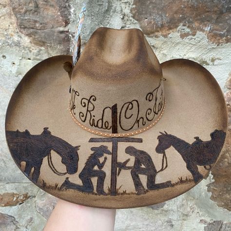 New Justin Felt Hat In The Color Fawn, Sz 7 1/8 Hand Burned By Me. This Design Is Called “Ride On Faith” And Shows A Cross With A Praying Cowboy And Cowgirl On The Back Brim. It Has Two Sayings, “In God We Trust” And “We Ride On Faith”. Everything Custom Done By Me. Thanks For Looking! Charlie 1 Horse Justin Hats Atwood Ariat Idyllwind Shyanne Bailey Stetson Hand Burned Hat Western Nfr Wood Burn Felt Hats, Burnt Hats For Women, Custom Hats For Women, Pyrography Hats, Felt Hat Burning Designs, Custom Cowgirl Hats, Hat Customization, Painted Apparel, Burn Hats