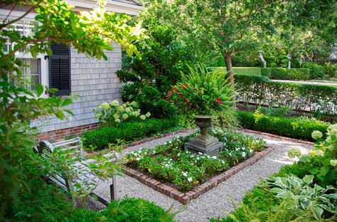 15 Lush Victorian Landscape Designs That Will Take Your Breath Away Victorian Front Yard, Victorian Landscaping, Formal Garden Design, Cottage Garden Design, Victorian Garden, Pea Gravel, Front Yards, Formal Garden, Front Yard Landscaping Ideas