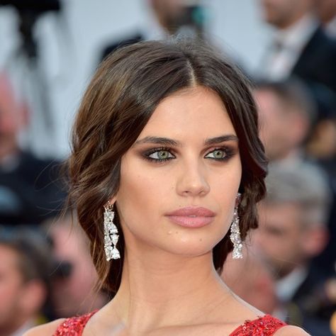 Celebrities With Green Eyes, Celebrity Expressions, Kohl Eyes, People With Green Eyes, Red Carpet Makeup, Red Carpet Hair, Celebrity Makeup Looks, Beauty Make-up, Sara Sampaio