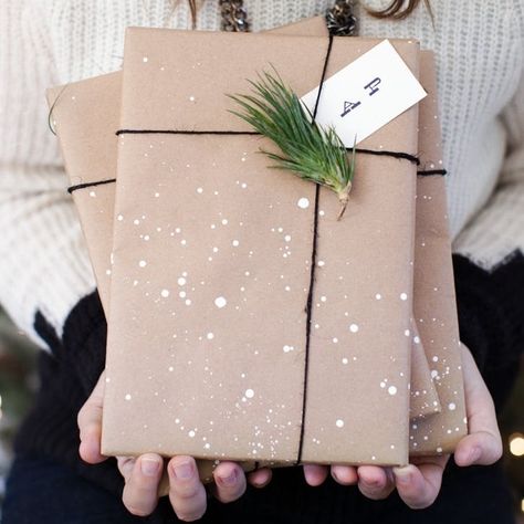 Learn how to make those brown paper packages really stand out. Brown Paper Wrapping, Interactive Gifts, Theme Painting, Black Kraft Paper, Eco Friendly Gift Wrapping, Gift Wrapping Ideas, Handmade Packaging, Holiday Wrap, Brown Paper Packages