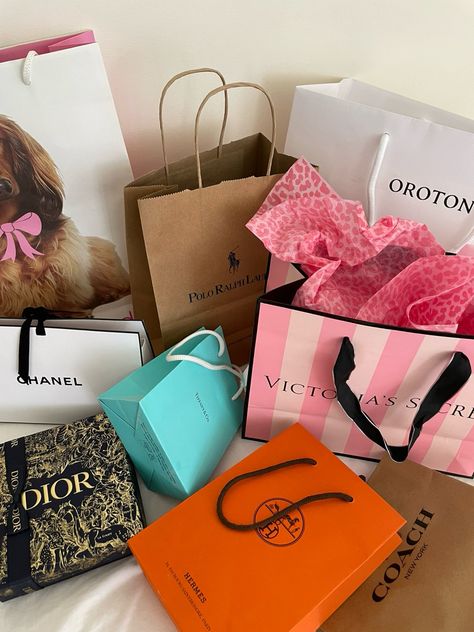 Fashion media beauty aesthetic old money Chanel shopping luxury designer bags Luxury Shopping Aesthetic Bags, Old Money Chanel, Shopping Bags Aesthetic, Luxury Shopping Bags, Designer Shopping Bags, Luxury Paper Bag, Aesthetic Old Money, Chanel Shopping, Shopping Aesthetic