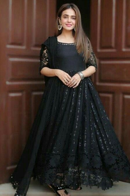 Black Dress Design Pakistani, Black Kurti Design, Black Kameez, Black Shirt Design, Black Dress Design, Dress Design Pakistani, Black Kurti, Dress Designs For Girls, Black Frock