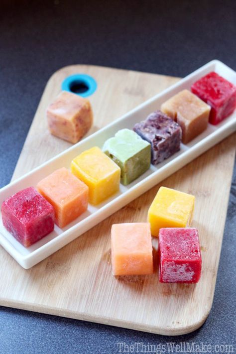 10 Simple Ice Cube Tray Hacks That Will Cool You Down This Summer Ice Cube Tray Hacks, Creative Ice Cubes, Korean Food Recipes, Fruit Ice Cubes, Flavored Ice Cubes, Freezing Fruit, Fest Temaer, Fruit Ice, Flavor Ice