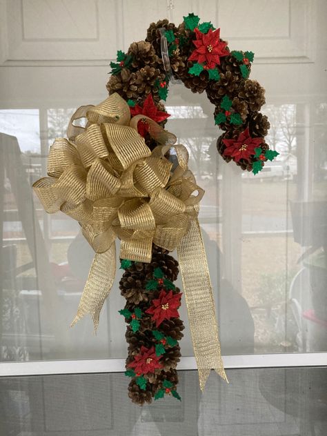 Pine Cone Candy Cane Christmas Wreath (2020) Candy Cane Pine Cone Wreath, Candy Cane Wreath Diy, Candy Cane Decorations, Cone Crafts, Candy Cane Wreath, Candy Cane Christmas, Pinecone Wreath, Cones Crafts, Christmas School