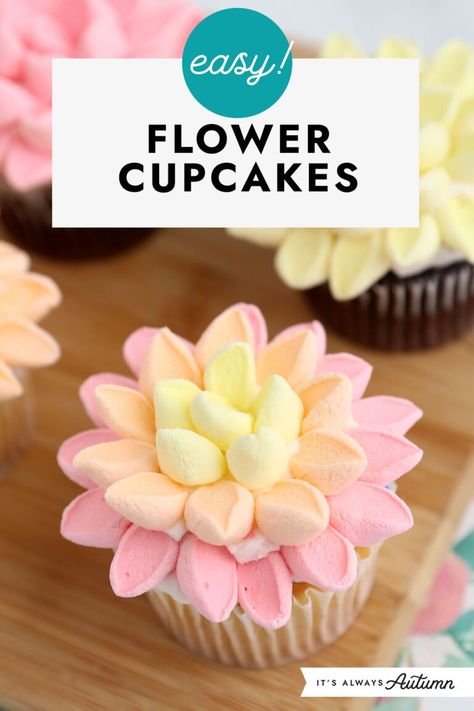 Easy! Flower cupcakes. Floral Cupcakes Simple, Pretty Cupcakes Ideas, Easy Flower Cupcakes, Buttercream Flowers Cupcakes, Vanilla And Chocolate Cupcakes, Green Cupcakes, Flower Cupcake, Moh Duties, Butterfly Cupcakes