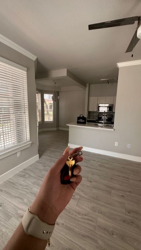 House Keys In Hand, Buy A House Vision Board, Moving In Aesthetic, New House Keys Aesthetic, Apartment Manifestation, Dream Apartments, First Home Key, 2025 Goals, Buying First Home