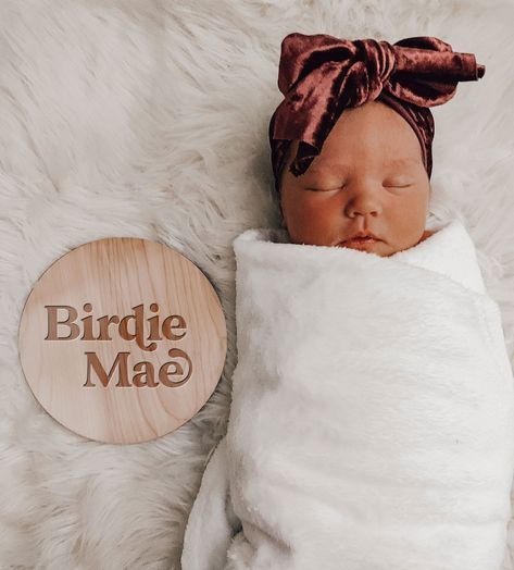 // w e l c o m e t o t h e w o r l d Hospital Announcement Girl, Hospital Name Announcement, Birth Name Announcement, Baby Girl Announcement Hospital, Hospital Announcement Sign, Newborn Arrival Announcement, Baby Announcement In Hospital, Baby Introduction Pictures, Birth Announcement Ideas Hospital