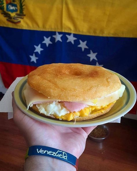 Arepa. Arepas Recipe, Venezuelan Food, Fun Easy Recipes, Chicken Burgers, Salmon Burgers, Hamburger Bun, Vision Board, Good Food, Yummy Food