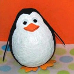 Cute Paper Mache Penguins Craft Paper Mache Crafts For Kids, Paper Mache Recipe, Paper Mache Projects, Penguin Crafts, Penguin Craft, Paper Mache Animals, Paper Mache Art, Paper Mache Sculpture, Paper Mache Crafts