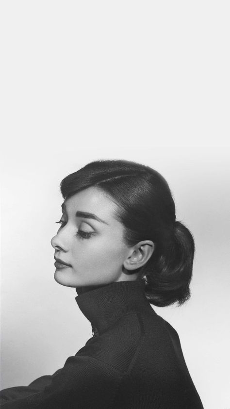 Audrey Hepburn Wallpaper, Audrey Hepburn Poster, Dark Academia Aesthetic Wallpaper, Portret Feminin, Aubrey Hepburn, Audrey Hepburn Photos, Audrey Hepburn Style, I Love Cinema, Retro Images