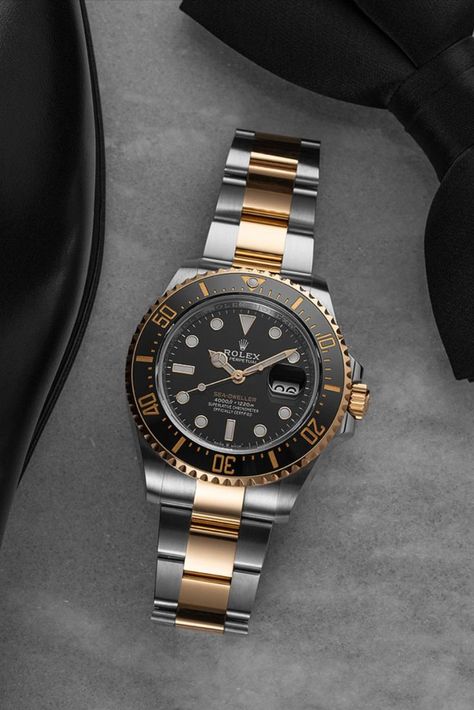 The Rolex Sea-Dweller shares many similarities with the Submariner, but its calibre 3235 and the 43 mm case make all the difference! Matt LeBlanc and Tom Hanks, for example, are big fans of the Rolex Sea-Dweller. The two-tone design in steel and yellow gold gives it an elegant yet sporty look. The black ceramic bezel and the black dial round off the appearance of this popular #Rolex steel watch and make it the perfect fit for various occasions. #watches #luxurywatches #watch #men #menoutfit Matt Leblanc, Buy Rolex, Rolex Sea Dweller, Chrono Watches, Sea Dweller, Tom Hanks, Sporty Look, Black Ceramic, Steel Watch