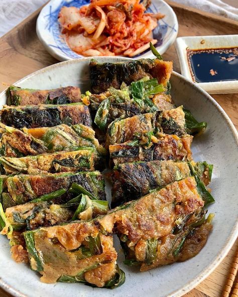 Chive Pancake, Banchan Recipe, Korean Garlic, Chives Recipe, Recipe Korean, Vegan Kimchi, Asian Appetizers, Garlic Chives, Korean Dishes