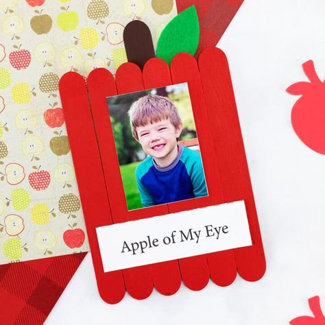 This easy and fun popsicle stick apple craft is the perfect keepsake for kids to make after visiting an apple orchard in the fall! #applecrafts #popsiclestickcraft #preschool Winter Themed Crafts, Apple Crafts Preschool, Garden Craft Ideas, Frame Tutorial, Paper Apple, Apple Crafts, School Craft Ideas, Apple Picture, Mud Pies