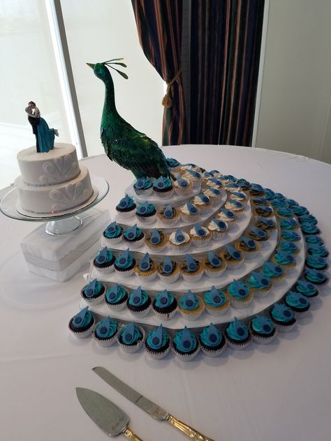 Peacock Cupcakes Wedding, Peacock Theme Cake, Boujee Party, Peacock Party Theme, Peacock Wedding Decorations, Peacock Cupcakes, Diy Peacock, Blue Purple Wedding, Peacock Wedding Cake