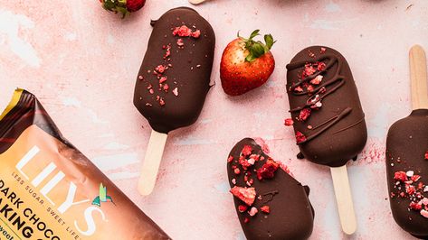 The easiest popsicles ever! Gluten free, fruity, and delectable. Popsicles Cake, Easy Popsicles, Strawberry Popsicles, Sugar Free Baking, Lemon Poppyseed Muffins, Strawberry Chocolate, Ice Cream Popsicles, Easy Strawberry, Covered Strawberries