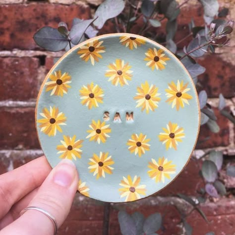 Ceramic Sunflower Bowl, Sunflower Trinket Dish, Pottery Painting Dish Ideas, Pottery Painting Ideas Sunflower, Easy Bowl Painting Ideas, Paint A Pottery Ideas, Simple Ceramic Painting, Ideas For Pottery Painting, Pottery Plates Ideas