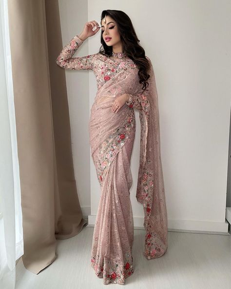 Saree For Barat Function, Blouse Saree Design, Blouse Design Saree, Sari Ideas, Blouse Designs Saree, Blouses Saree, Pakistani Saree, Saree Blouse Design, Saree For Wedding