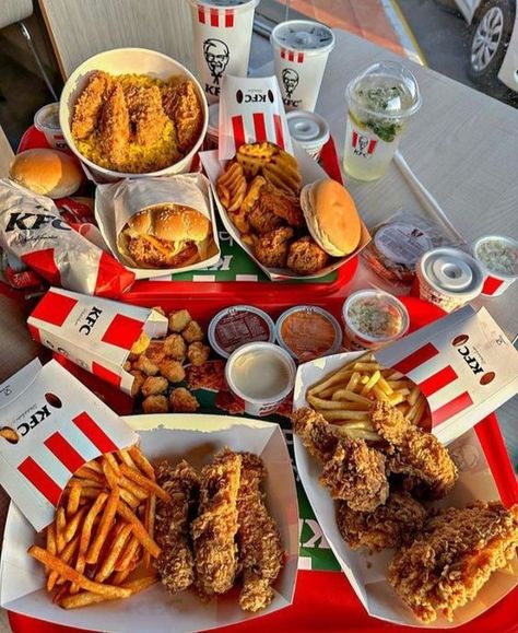 Fast Food Cravings, Aesthetic Food Junk, Fast Food Aesthics, Spicy Food Aesthics, Kfc Aesthetic Food, Fastfood Aesthetic, Aesthetic Junk Food, Kfc Aesthetic, Junk Food Snacks Aesthetic