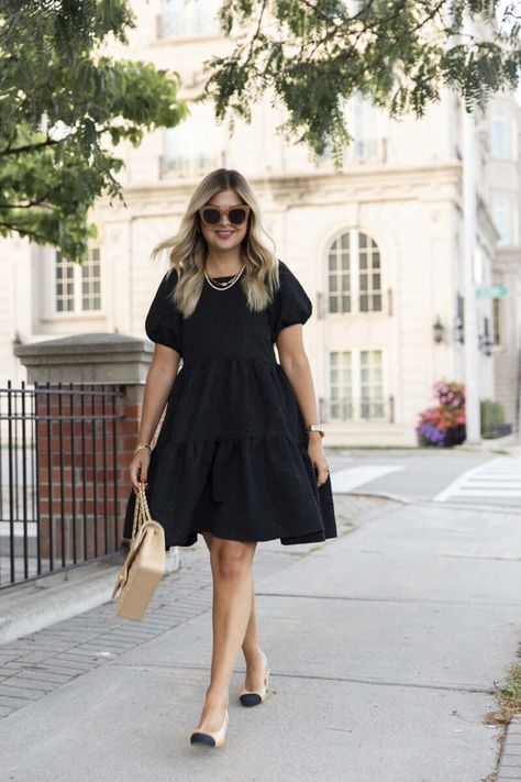 Black Babydoll Dress Casual Little Black Dress Outfit, Casual Babydoll Dress Outfit, Black Babydoll Dress Outfit Winter, Babydoll Dress Outfit Summer, Babydoll Dress Street Style, Black Babydoll Dress Outfit, Black Babydoll Dress Outfit Summer, Black Mini Babydoll Dress, Loose Dress Outfit