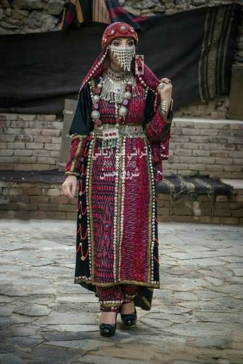 Yemen Women, Yemeni Clothes, Yemeni People, Asian Traditional Clothes, Arabic Clothing, Indian History Facts, Persian Fashion, Arab Culture, Africa Dress