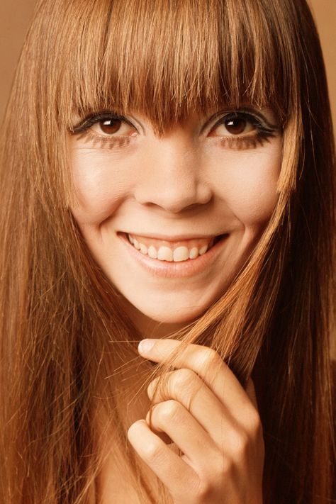 Iconic Bangs Throughout History  - HarpersBAZAAR.com Twiggy Hair, Penelope Tree, 60s Models, 1960s Makeup, Colleen Corby, Pattie Boyd, Jean Shrimpton, Jerry Hall, How To Cut Bangs