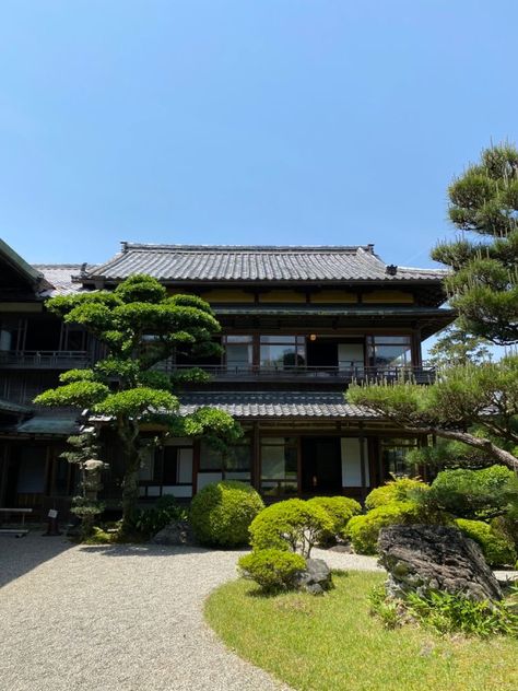 Japanese Inspired Mansion, Hanok Mansion, Japanese Countryside House Aesthetic, Traditional Japanese Architecture Exterior, Japanese Architecture Aesthetic, Traditional Japanese House Aesthetic, Japan Home Exterior, Modern Japanese Aesthetic, Japanese Style Home Exterior