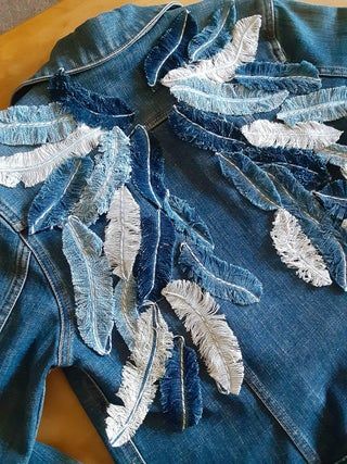 Upcycled Denim Feathers : 6 Steps (with Pictures) - Instructables Denim Feathers, Artisanats Denim, Jean Diy, Feather Diy, Denim Crafts Diy, Blue Jeans Crafts, Fabric Christmas Ornaments Diy, Folded Fabric Ornaments, Denim Projects