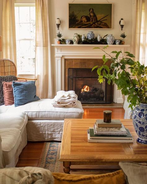 Home Town Hgtv, Erin Napier, Casa Vintage, Traditional Living Room, Living Room Inspo, A Living Room, Living Room Inspiration, Home Fashion, Design Style