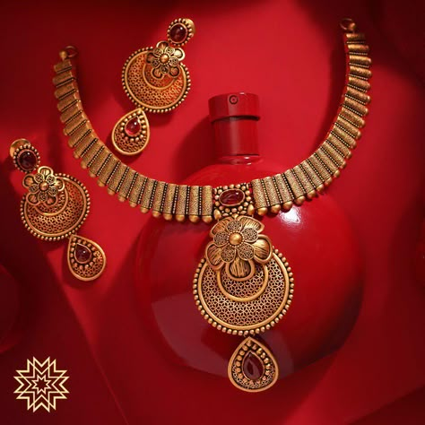 Neklesh Gold Jewelry Simple, Manubhai Jewellers, Antique Necklace Gold, Gold Jewels Design, Antique Necklaces Design, Modern Gold Jewelry, Antique Jewellery Designs, Gold Jewelry Simple Necklace, Gold Necklace Indian Bridal Jewelry