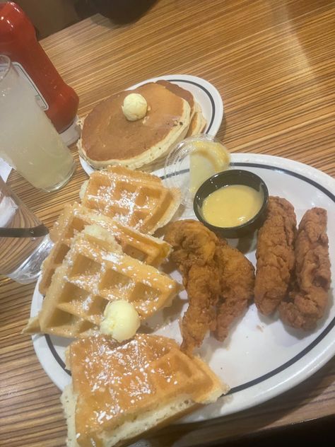 Pancakes Ihop, Ihop Food, Ihop Breakfast, Breakfast Cravings, Ihop Pancakes, Breakfast Platter, Dream Food, Fish Sandwich, Family Breakfast